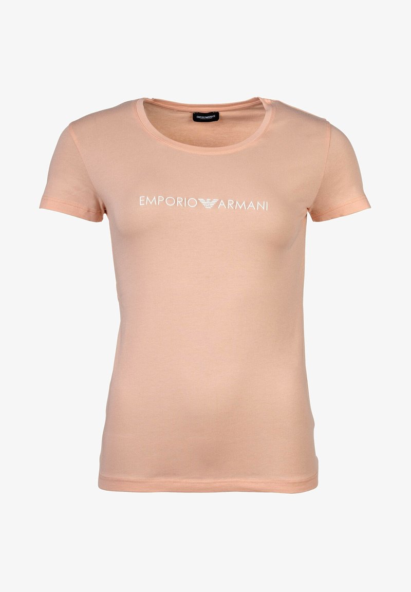 Camiseta de manga corta color melocotón hecha de una tela suave, con escote redondo y un logo blanco de "Emporio Armani" en el pecho.