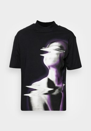 Zwart T-shirt met een vervormd grijsschaals menselijk figuur en paarse gloed, tekst "HYPERSPACE" over het vervaagde ooggebied aan de voorkant.