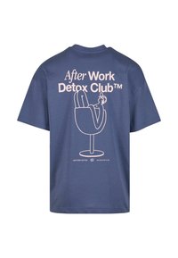 Plava pamučna majica s velikim ružičastim grafičkim printom na leđima koji glasi "After Work Detox Club™" s ilustracijom opuštene figure.