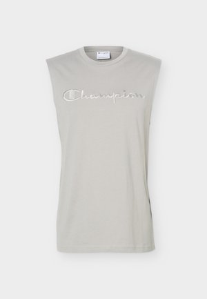 Ærmeløs lysegrå top med rund halsudskæring, polstrede skuldre og sølvfarvet "Champion" logo skrevet på brystet.