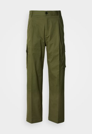 Pantaloni cargo verde oliva, realizzati in cotone, design a gamba dritta, due tasche laterali, chiusura con bottone e finitura pulita senza decorazioni.