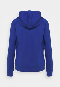 Modrá mikina s kapucí na stažení, dlouhými rukávy a žebrovanými manžetami. Hladký materiál s mírně volným střihem, zobrazený ze zadní strany.