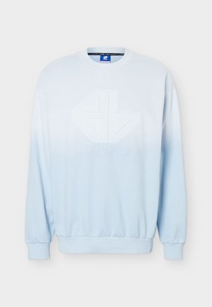Jasnoniebieska bluza z okrągłym dekoltem, długimi rękawami oraz wytłoczonym geometrycznym logo i nazwą marki na przodzie.