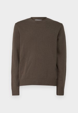 Brun strikket sweater med rund halsudskæring, lange ærmer, ribbet kant og manchetter, med en glat overflade hele vejen igennem.