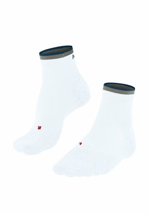 Weiße Knöchelsocken mit verstärkter Ferse, strukturiertem Sohle und einem mehrfarbigen gestreiften Bündchen. Enthält ein kleines rotes Logo an der Seite.