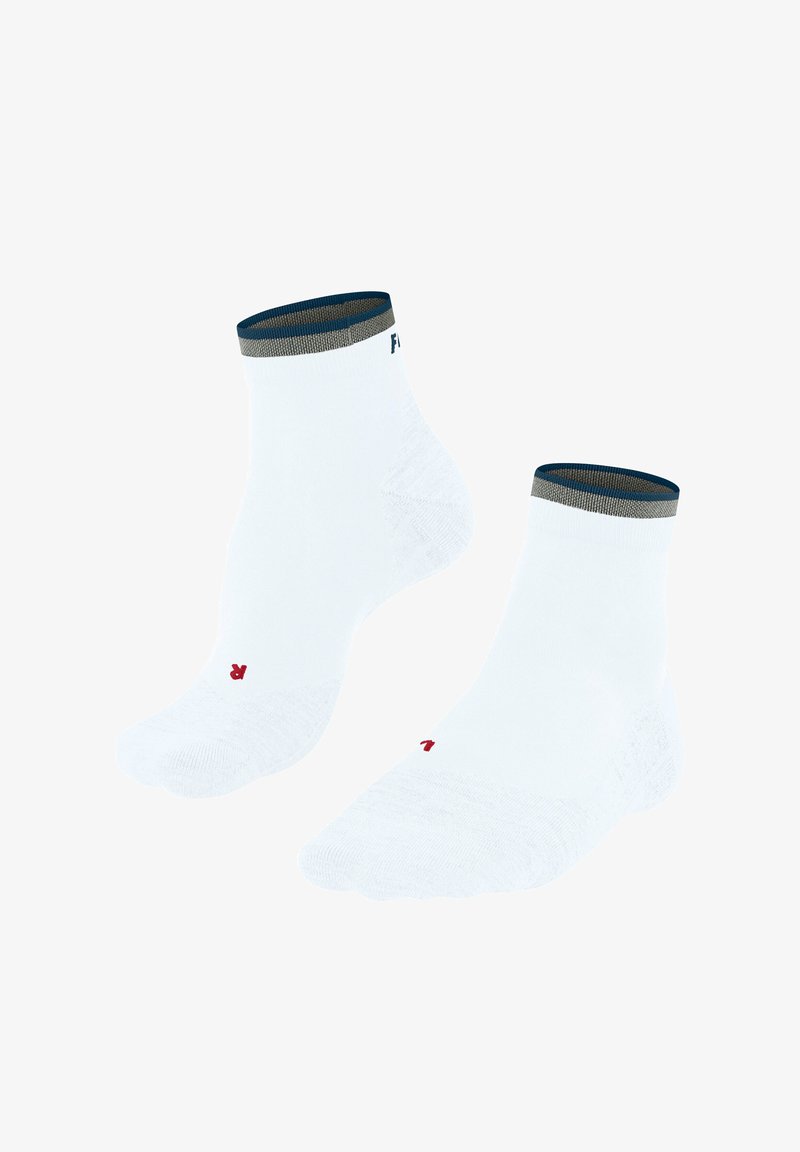 Weiße Knöchelsocken mit verstärkter Ferse, strukturiertem Sohle und einem mehrfarbigen gestreiften Bündchen. Enthält ein kleines rotes Logo an der Seite.