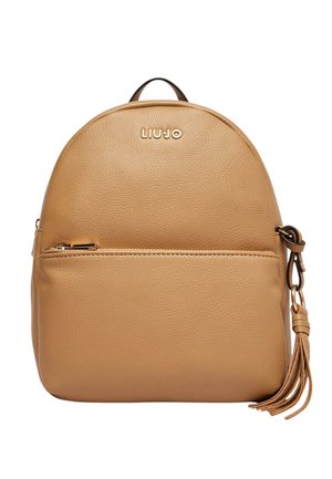 Zaino beige in pelle testurizzata con tasca frontale con zip, logo del marchio in tono dorato e portachiavi con nappina attaccato all'anello laterale.