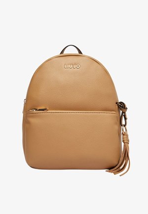 Zaino beige in pelle testurizzata con tasca frontale con zip, logo del marchio in tono dorato e portachiavi con nappina attaccato all'anello laterale.