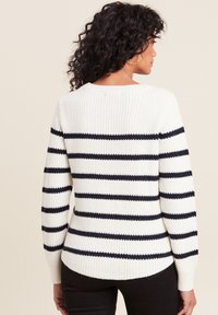 Crewneck-Pullover in Weiß mit navyblauen horizontalen Streifen. Gerippte Struktur, lange Ärmel und ein leicht abgerundeter Saum am Rücken.