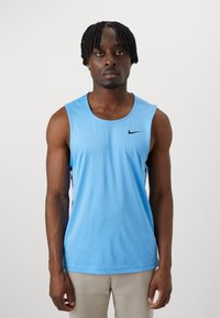 Hellblaue ärmellose Sporttanktop mit Rundhalsausschnitt, versehen mit einem kleinen schwarzen Nike-Logo auf der linken Brust und einem glatten, atmungsaktiven Stoff.