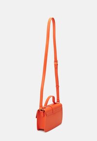 Sac à main en cuir orange de forme rectangulaire, avec une bandoulière réglable et une petite poignée supérieure. Caractérisé par un design minimaliste et une texture lisse.