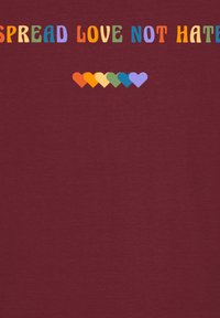 Bordeaux t-shirt met meerkleurige tekst die zegt "SPREAD LOVE NOT HATE" boven een rij harten in verschillende kleuren.