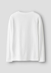 Biała, długosługowa koszulka z okrągłym dekoltem, z gładkim tyłem, prezentowana na jasnoszarym tle.