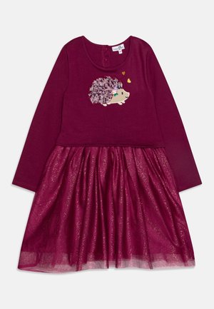 Vestido de manga larga en color granate con un diseño de erizo en la parte superior y una falda de tul en capas y brillante en un tono granate más oscuro.