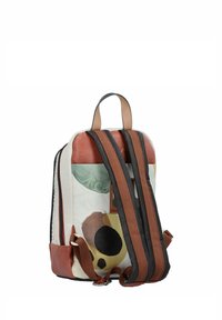 Sac à dos rouge et blanc avec des accents marron, doté de bretelles réglables et d'une illustration avec un motif de crâne sur un côté.