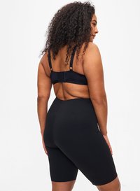 Shorts neri a vita alta in un tessuto elasticizzato, con una superficie liscia. Sul retro presentano un design con ritaglio e una fascia larga in vita.