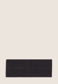 Un bandeau tricoté gris foncé avec une texture côtelée. Présente un panneau lisse plus large à l'avant et un motif côtelé étroit à l'arrière.