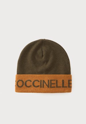 Bonnet tricoté marron avec un revers orange affichant le texte partiel "COCCINELLE" en lettres foncées.