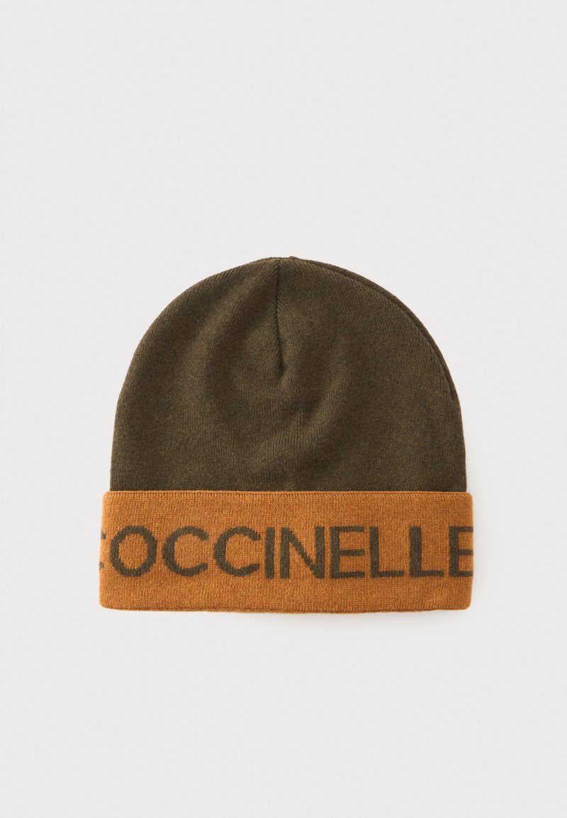 Bonnet tricoté marron avec un revers orange affichant le texte partiel "COCCINELLE" en lettres foncées.