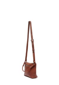 Sac en cuir brun à bandoulière avec une finition texturée, une sangle réglable et une poche zippée à l'avant. Il présente une forme rectangulaire et un matériel minimal.