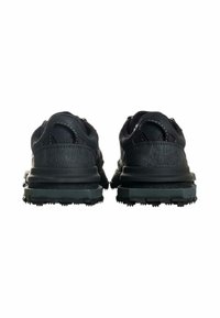 Scarpe sportive nere in pelle liscia con pannelli testurizzati. Presentano suole spesse in gomma con battistrada pronunciato e tacchi imbottiti per il supporto.