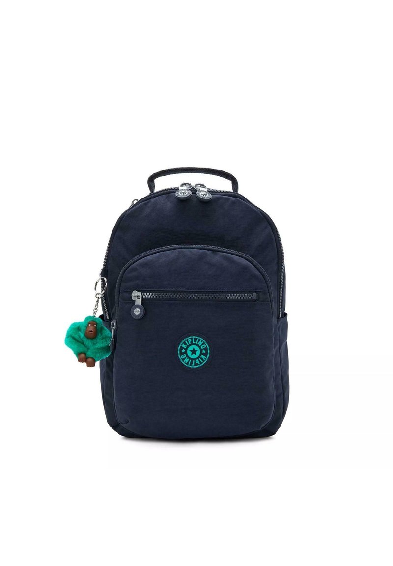 Zaino in tessuto blu con due scomparti con cerniera, una maniglia superiore e un portachiavi a forma di scimmia verde. Presenta un logo circolare sul davanti.