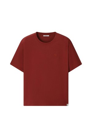Effen donkerrode T-shirt met korte mouwen en ronde hals, met een klein geborduurd logo op de linkerborst en een klein label aan de onderzoom.