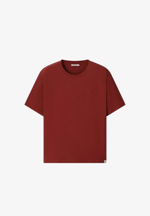 Einfaches dunkelrotes T-Shirt mit kurzen Ärmeln und Rundhalsausschnitt, mit kleinem gesticktem Logo auf der linken Brust und kleinem Etikett am unteren Saum.