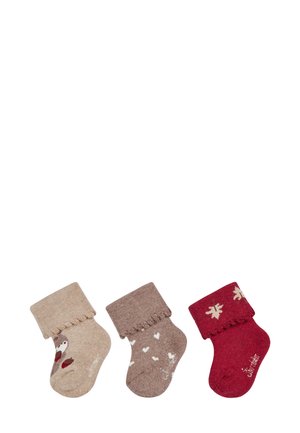 Drei Paare gestrickte Socken: beige mit Vogelmotiv, hellbraun mit Herzmustern und rot mit Schneeflockenmuster. Alle haben umklappbare Bündchen.