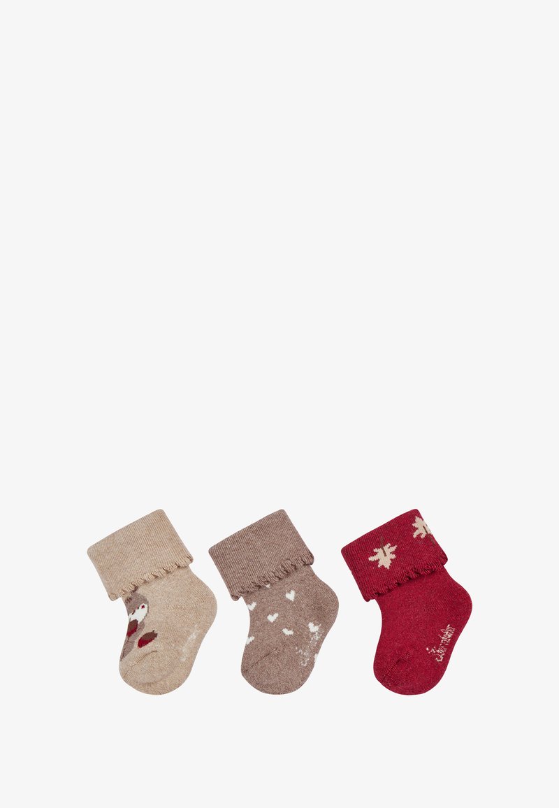 Drei Paare gestrickte Socken: beige mit Vogelmotiv, hellbraun mit Herzmustern und rot mit Schneeflockenmuster. Alle haben umklappbare Bündchen.