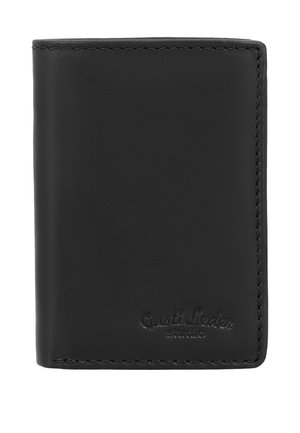 Zwart leren bi-fold portemonnee met zichtbare stiksels en geperst merknaam "Gusti Leder" linksonder op de voorkant.