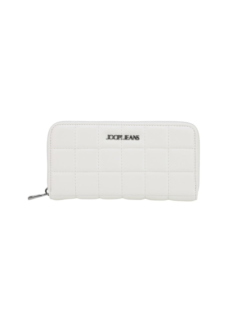 Portafoglio bianco con zip perimetrale, caratterizzato da una trama trapuntata e un logo in rilievo. Materiale sintetico liscio con accessori in metallo argentato.