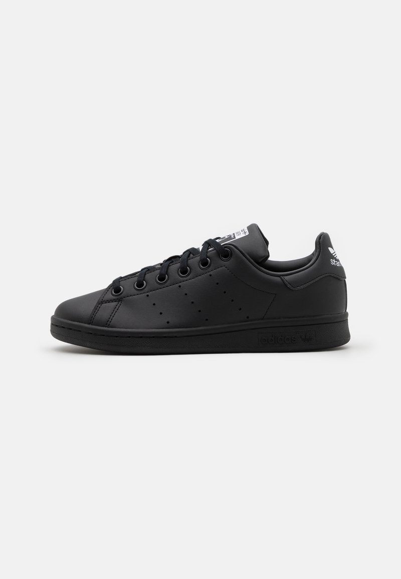 Sorte lædersneakers med runde snørebånd, perforerede detaljer på siderne, en polstret krave og en gummisål.