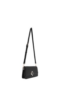 Borsa a tracolla in pelle sintetica nera con pattina diagonale, accento in oro a forma di diamante e tracolla regolabile. Texture liscia, forma rettangolare.