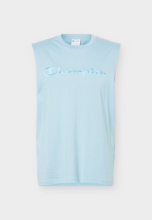 Světlomodré tílko bez rukávů s kulatým výstřihem a lesklým logem "Champion" přes hruď, zobrazené na jednobarevném pozadí.