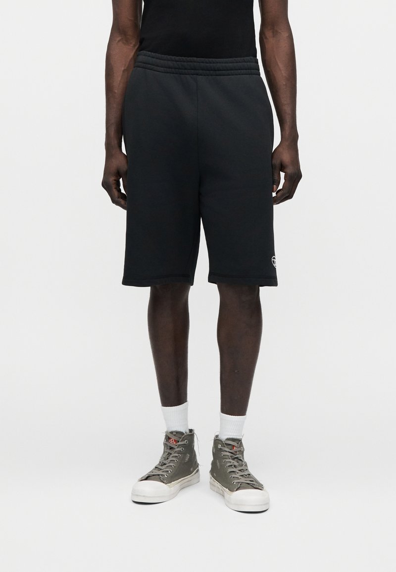 Μαύρα σορτς από ελαστικό ύφασμα με ριμπ ζώνη μέσης, μήκος μέχρι τη μέση του μηρού. Διαθέτουν διακριτικό λογότυπο στο αριστερό πόδι και απαλή υφή από βαμβάκι.