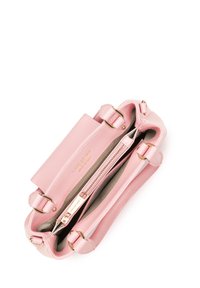 Borsa a mano in pelle rosa con design strutturato, scomparto con zip, dettagli in metallo dorato e rivestimento interno testurizzato.