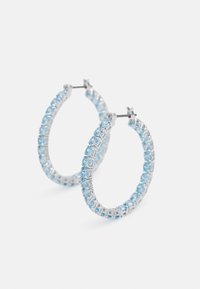 Orecchini a cerchio d'argento con pietre decorative azzurro chiaro incastonate in un delicato motivo aperto che percorre tutta la circonferenza.