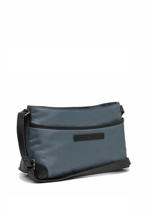 Borsa a tracolla in tessuto grigio con accenti neri. Caratterizzata da una texture liscia, tasca frontale con zip e tracolla regolabile. Design compatto.