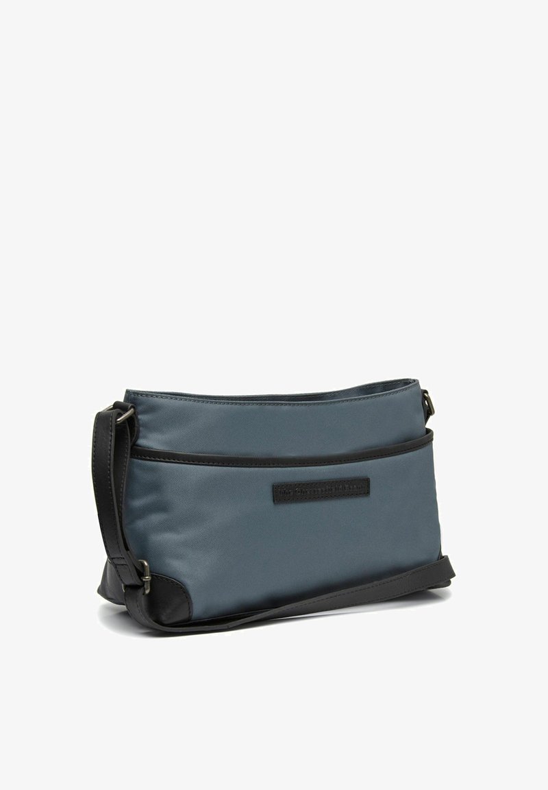 Borsa a tracolla in tessuto grigio con accenti neri. Caratterizzata da una texture liscia, tasca frontale con zip e tracolla regolabile. Design compatto.