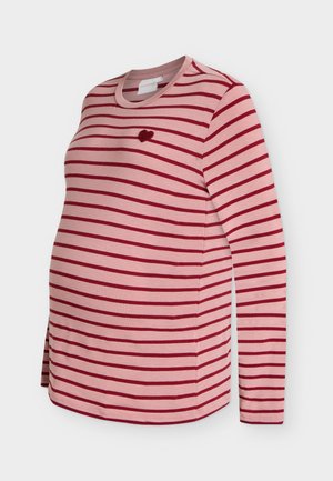 Rozā un sarkanu horizontālu svītru garroku grūtniecības krekls ar mazu sarkanu sirdi izšūtu uz krūtīm.