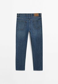 Vue de dos d'un jean en denim bleu avec deux poches arrière et un patch de marque en cuir marron sur la ceinture.