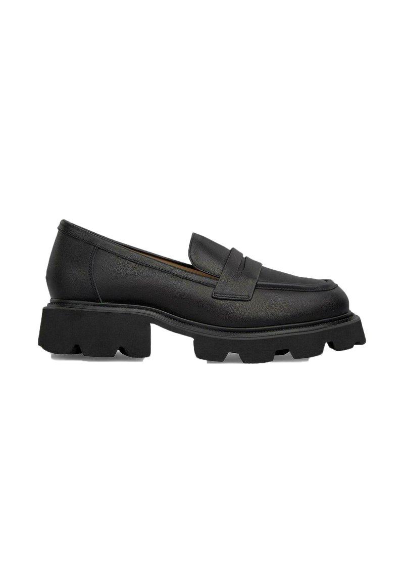 Zwarte leren instappers met een dikke rubberen zool, voorzien van een voorkeursbanddetail en een gladde afwerking. Ideaal voor veelzijdige, casual outfits.