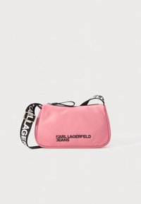 Liten rosa axelväska med svartvitt justerbart band och "Karl Lagerfeld Jeans"-logotyp på framsidan.