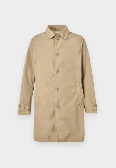 Ανδρικό μπεζ παλτό μονόμπουβλο με μυτερό γιακά, μανσέτες με κουμπιά και δύο πλαϊνές τσέπες.