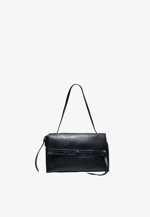 Sac à main rectangulaire en cuir noir avec une seule bandoulière et un détail de ceinture décorative sur le rabat avant.