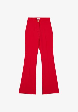 Rote, hoch taillierte Hose mit ausgestellten Beinen, vorderen Falten und einem einzelnen goldenen Knopfverschluss am Bund.
