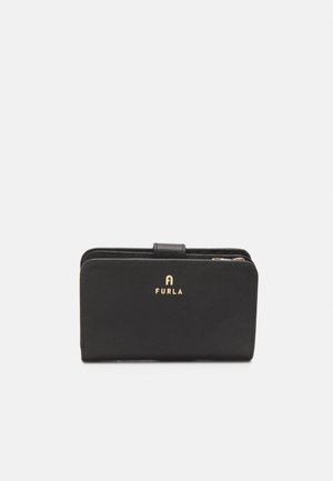 Cartera de cuero negro con superficie texturizada, detalles en logo dorado, cierre con cremallera y solapa. Diseño rectangular compacto con bordes redondeados.
