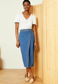 Love & Roses PETITE FIT - SCALLOP V-NECK - Marškinėliai su spaudiniu - ivory