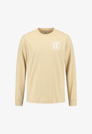 Langarm, hellbeige Baumwoll-T-Shirt mit rundem Halsausschnitt, das ein weißes Grafik-Box-Logo im Bereich der linken Brust trägt.